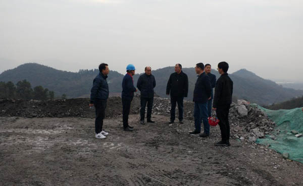 集團(tuán)公司黨委副書記、總經(jīng)理龔華東到矸石項(xiàng)目部視察 